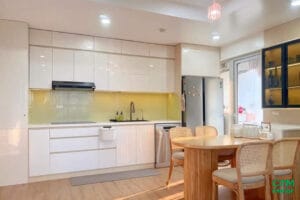 Tủ bếp thẳng vàng kem cánh Acrylic